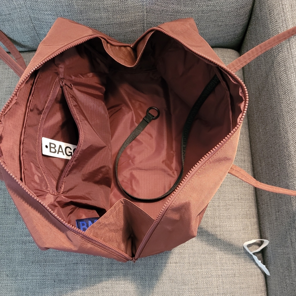 BAGGU Medium Bowler Bag and Logo Keychain in Mahogany - Picture 7 of 12